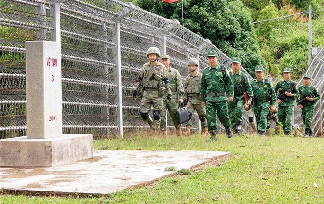 Border Guard Command of Dien Bien, and Mengzi Border Guard Region conduct joint patrol (Photo: VNA) border-patrol-2.jpg
