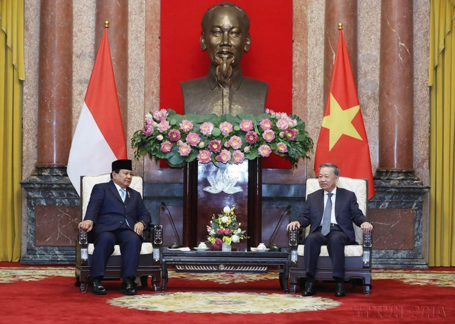 Party General Secretary and State President To Lam (R) welcomes President-elect of Indonesia Prabowo Subianto during his visit to Vietnam on September 13, 2024. (Photo: VNA) to-lam-2.jpg