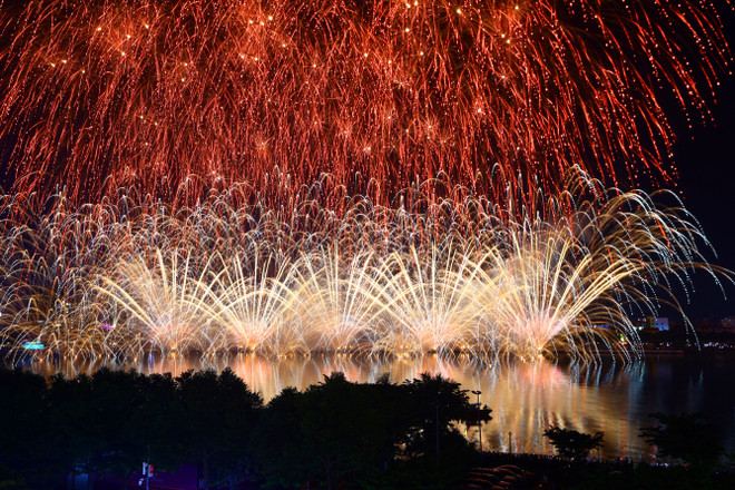 The Han River illuminated during the DIFF 2025 grand finale. (Photo: Tran Cong Chinh) sun-2ok.jpg