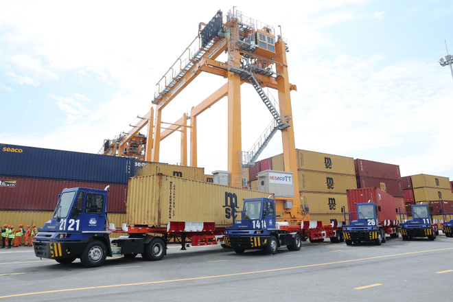 The terminals are capable of accommodating mother ships of 165,000 DWT (14,000 TEUs) (Photo: VNA) luong-cuong-2.jpg