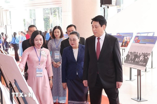 State President Luong Cuong and officials visit a photo exhibition showcasing key milestones throughout the history of the great friendship, special solidarity, and comprehensive cooperation between Vietnam and Laos. (Photo: VNA) luong-cuong-2.jpg
