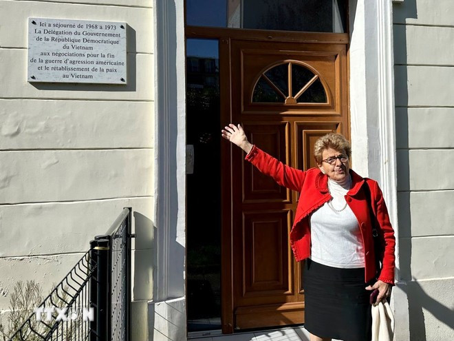 Hélène Luc introduces Maurice Thorez building, where the delegation of the Democratic Republic of Vietnam government stayed during the Paris Peace Accords negotiations from 1968-1973. (Photo: VNA) helene-luc1-2.jpg