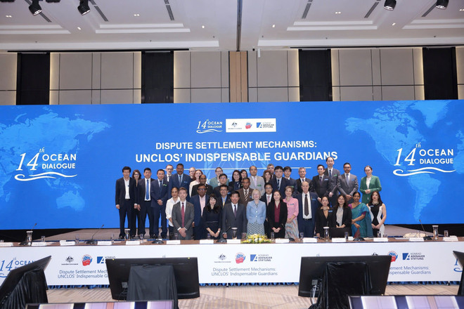Delegates to the 14th Ocean Dialogue pose for a photo. (Photo: VNA) unclos-2.jpg