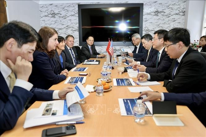 At the meeting between Minister of Industry and Trade Nguyen Hong Dien and Vice President for ExxonMobil Product Solutions Ventures Jennifer M. Chan and Vice President of ExxonMobil Chemical International Major Growth Ventures Zoe Barinaga. (Photo: VNA) nguyen-hong-dien-3.jpg