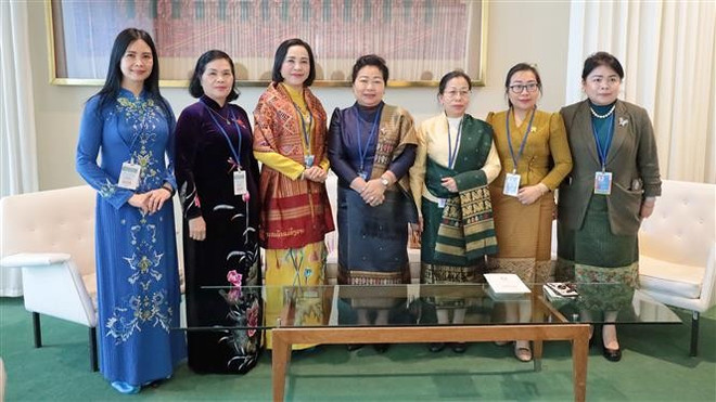 NA Vice Chairwoman Nguyen Thi Thanh poses for a photo with President of the Lao Women's Union Aly Vongnobountham (C) and other delegates from both sides. (Photo: VNA) nguyen-thi-thanh-2.jpg