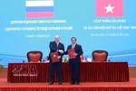 Prime Minister Pham Minh Chinh and his Russian counterpart Mikhail Vladimirovich Mishustin sign a Joint Communiqué on the outcomes of the official visit to Vietnam by the Russian Prime Minister (Hanoi, January 14, 2025). Photo: VNA