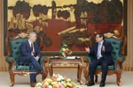 Prime Minister Pham Minh Chinh (R) receives Belgian Ambassador to Vietnam Karl Van Den Bossche on February 26. (Photo: VNA)