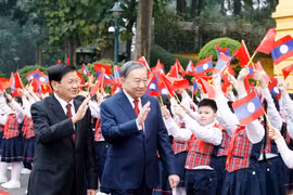 General Secretary of the Communist Party of Vietnam Central Committee To Lam (L) and General Secretary of the Lao People’s Revolutionary Party (LPRP) Central Committee and President of Laos Thongloun Sisoulith review the guard of honour (Photo: VNA)