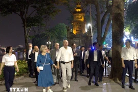Hungarian President and First Lady enjoy evening stroll around Hoan Kiem Lake