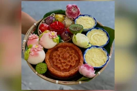 Lotus-themed offering trays popular for Nguyen Tieu festival