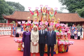 Vietnamese Party chief, spouse accompany French President, spouse to Temple of Literature