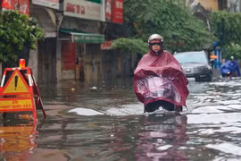 Heavy rains flood Hanoi streets, disrupt traffic