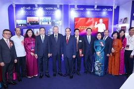 Party General Secretary To Lam, alongside Party and State leaders and delegates, visits the Vietnam News Agency’s display space. (Photo: VNA)