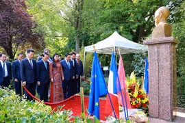 PM pays tribute to President Ho Chi Minh in France