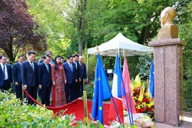 PM pays tribute to President Ho Chi Minh in France