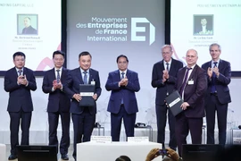 PM attends Vietnam – France business forum in Paris
