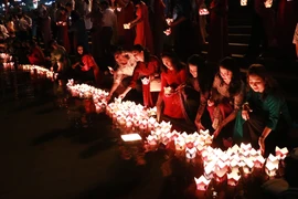Lanterns of gratitude light up Thach Han River 