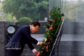 RoK President pays tribute to President Ho Chi Minh in Hanoi