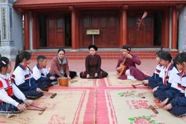 Folk singing inspires young generation in Hai Phong city