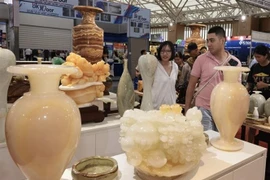 A wide range of gemstone products on display. (Photo: VNA)