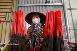 Hung Yen preserves traditional black incense-making craft