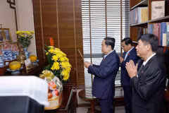 National Assembly Chairman Tran Thanh Man offers incense in remembrance of late General Secretary Truong Chinh on January 27. (Photo: VNA)