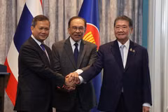 Malaysia's PM Anwar Ibrahim (centre), Cambodia's PM Hun Manet (left) and Thailand's acting PM Phumtham Wechayachai shake hands following a press conference in Malaysia on July 28. (Photo: XINHUA/VNA)