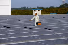 Energy efficiency is increasingly recognised not only as a means of reducing costs but also as a vital driver of competitiveness and green growth. (Illustrative photo: thoibaotaichinhvietnam.vn)