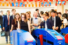 An international delegation experiences the ticket control system at Cau Giay Station. (Photo: VNA)