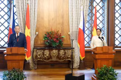 General Secretary of the Communist Party of Vietnam Central Committee and State President To Lam (left), and Philippine President Ferdinand Romualdez Marcos Jr. meet with the press to announce the results of their earlier talks. (Photo: VNA)