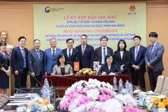 Vietnam and the Republic of Korea sign a memorandum of cooperation in the fields of health care, pharmaceuticals and high technology. (Photo: VietnamPlus)