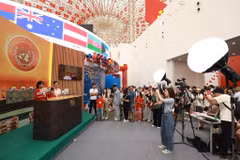 The Ministry of Foreign Affairs' booth draws visitors (Photo: VNA)