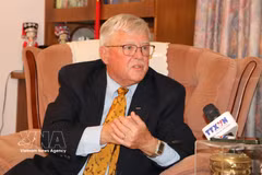 Professor Carl Thayer from the Australian Defence Force Academy at the University of New South Wales speaks to the Vietnam News Agency (VNA)'s resident correspondent in Sydney. (Photo: VNA)