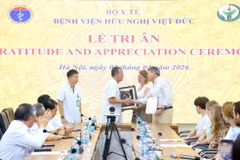 Assoc. Prof. Dr. Duong Duc Hung, Director of Viet Duc University Hospital, presents a token of appreciation in recognition of the noble gesture of the organ donor’s family. (Photo: baochinhphu.vn)
