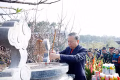 Party General Secretary To Lam offers incense to President Ho Chi Minh at Chung Son temple (Photo: V NA)