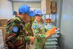 Lieut. Col. Vu Thi Kim Oanh inspects the dry food storage at the Bangladeshi infantry battalion. (Photo: VietnamPlus)