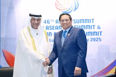 PM Pham Minh Chinh (R) and GCC Secretary-General Jasem Mohamed Al-Budaiwi (Photo: VNA