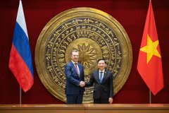 National Assembly Vice Chairman Nguyen Khac Dinh (R) and visiting First Deputy Speaker of Federation Council of Russia's Federal Assembly Andrey Vladimirovich Yatskin in Hanoi on December 1. (Photo: quochoi.vn)