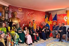 A performance at the get-together in Stockholm. (Photo: VNA)