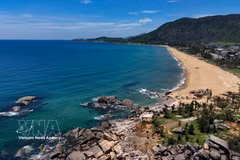Ky Xuan Beach in Ha Tinh province features a long coastline, smooth sand and an unspoiled natural landscape. (Photo: VNA)