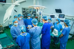 Doctors pay tribute to O.S.W before the organ transplant procedure. (Photo: VietnamPlus)