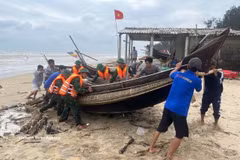Pulling a boat ashore to shelter from the storm (Photo: VNA)