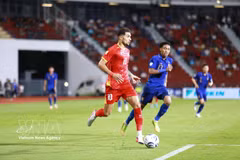 Vietnam’s Hoang Hen (No. 10) battles past a Thai defender. (Photo: VNA)