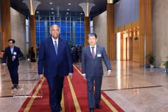 President of the National Assembly of the Republic of Côte d’Ivoire Patrick Achi (left), flanked by Standing Vice Chairman of the National Assembly Committee for National Defence, Security and External Relations Vu Hai Ha, at Noi Bai International Airport in Hanoi on August 22, 2026. (Photo: VNA)