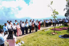 The Chinese Embassy delegation and Tay Ninh leaders attend the Vietnam–China friendship tree presentation and planting ceremony at the Ba Den Mountain national tourism area on August 22, 2026. (Photo: VNA)