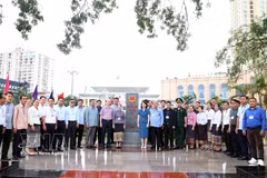 The Luang Prabang delegation visits the Mong Cai international border gate in Quang Ninh province. (Photo: VNA)