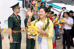 Cruise tourists arrive in Quang Ninh aboard the Adora Magic City cruise ship (Photo: VNA)