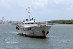 Ship 743 brings fisherman Truong Van Chung back to the Naval Squadron 129 port at noon on August 18, 2026. (Photo: VNA)