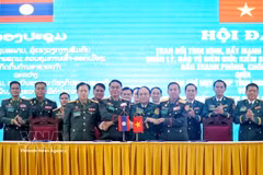 Representatives of the Nghe An provincial Border Guard Command and the Military Commands and Departments of Public Security of the three Lao provinces of Xiengkhuang, Bolikhamsai and Houaphanh at the MoU signing ceremony. (Photo: VNA)