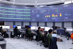 Officers and soldiers of the Department of Cybersecurity and High-Tech Crime Prevention under the Ministry of Public Security monitor malware trend charts and directly assess potential threats in cyberspace. - Illustrative image (Photo: VNA) 